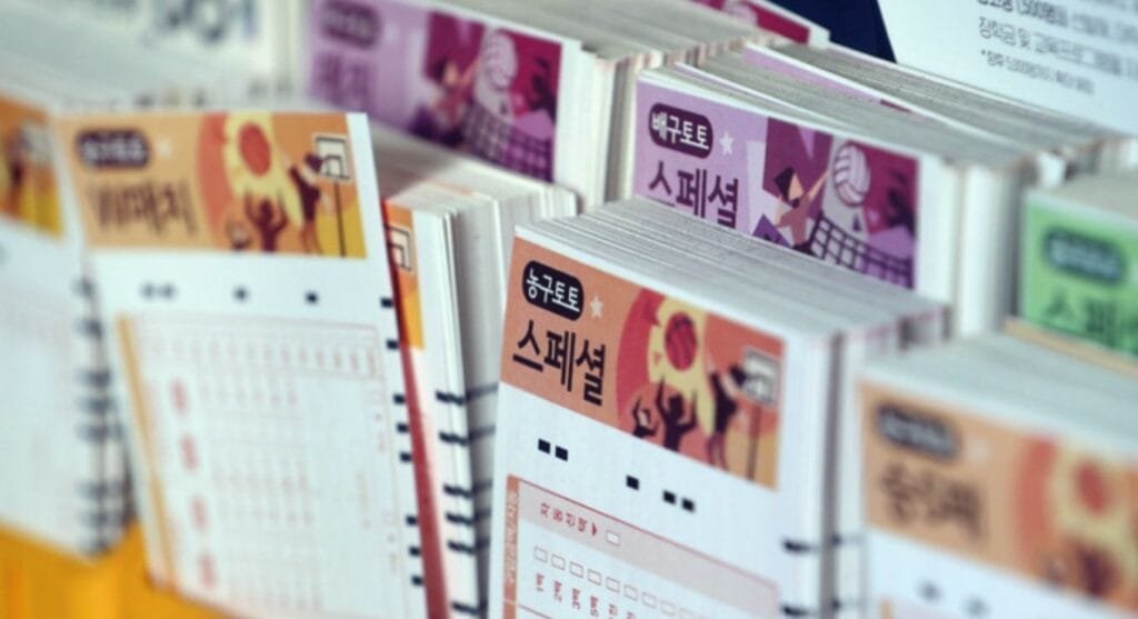 한국 스포츠토토 판매점에 진열된 농구토토와 배구토토 투표권