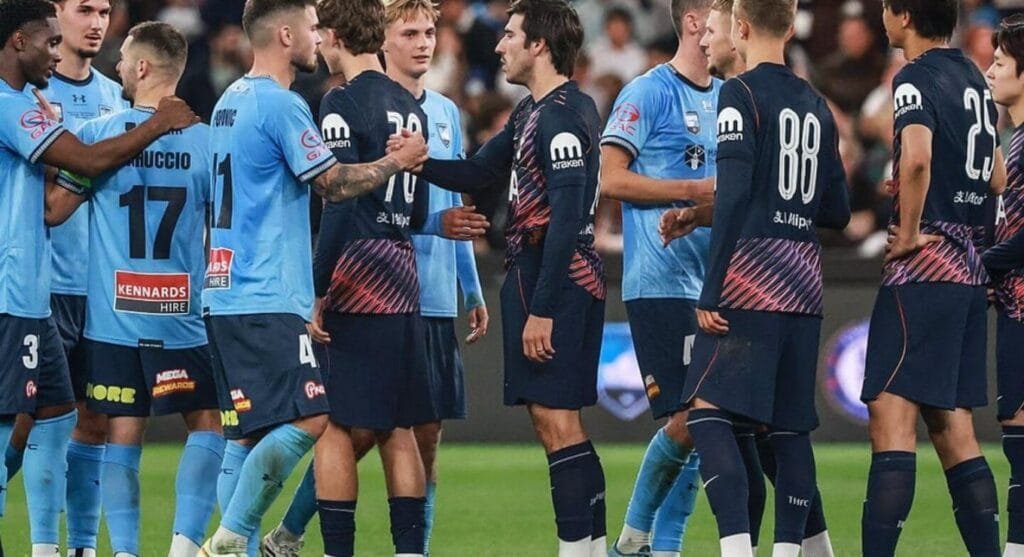 첼시 vs 토트넘 친선경기를 앞두고 시드니FC 선수들과 인사하는 토트넘 선수들